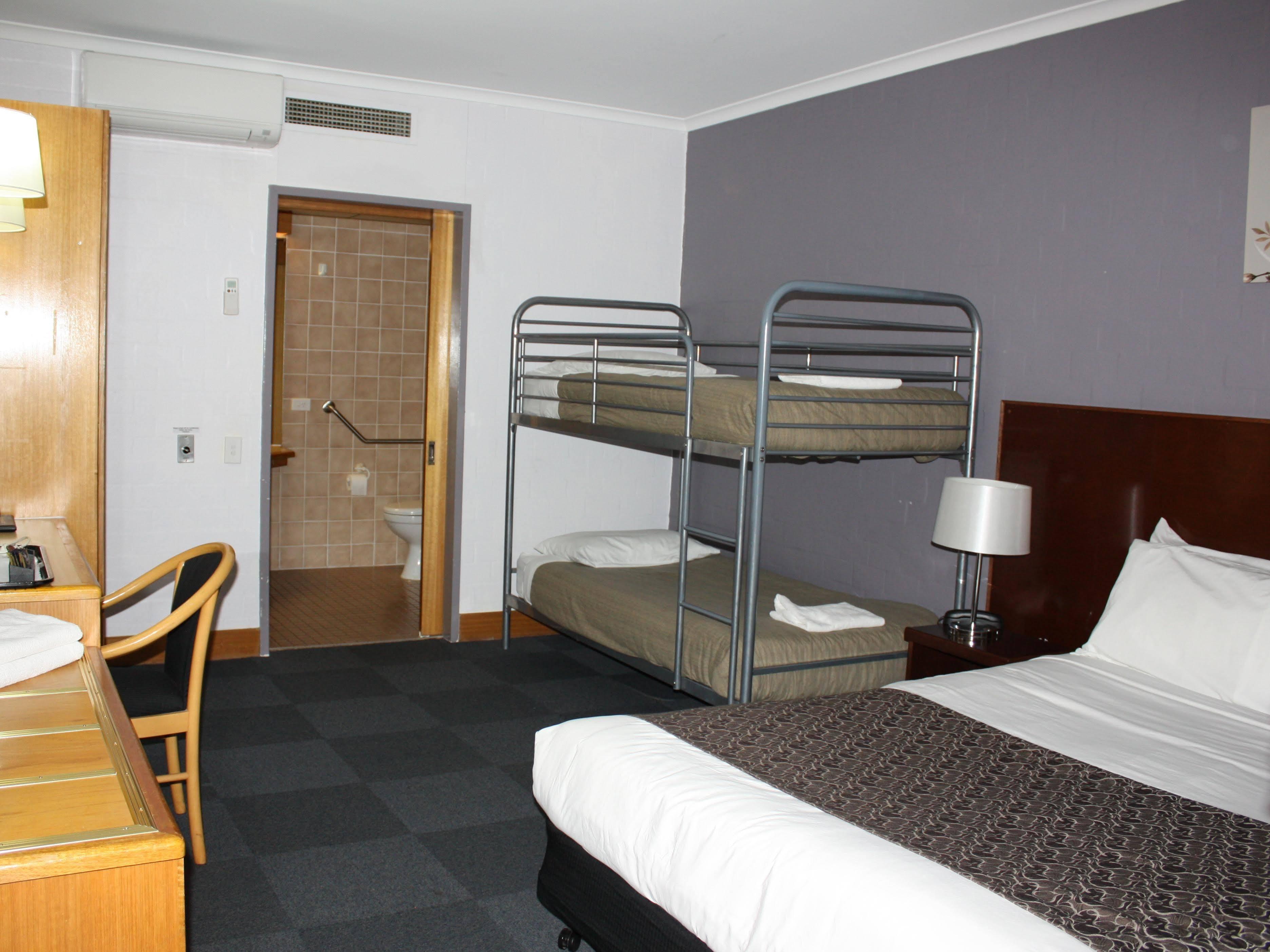 Capital Airport Motel Кеанбеан Екстериор снимка