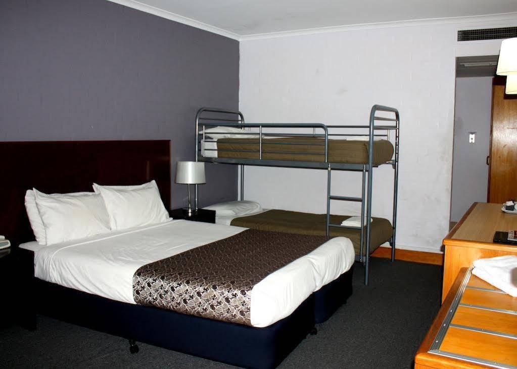 Capital Airport Motel Кеанбеан Екстериор снимка