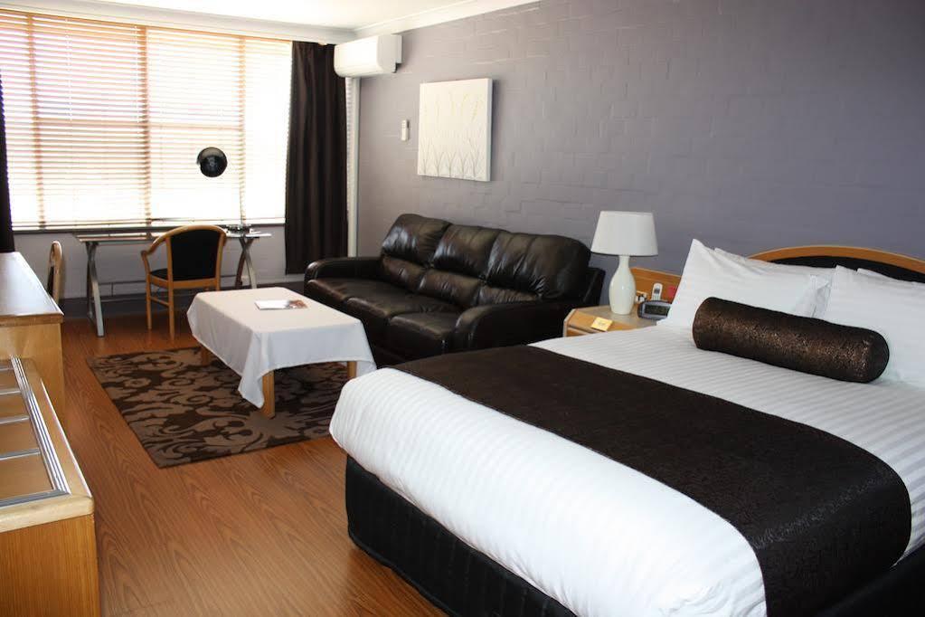 Capital Airport Motel Кеанбеан Екстериор снимка