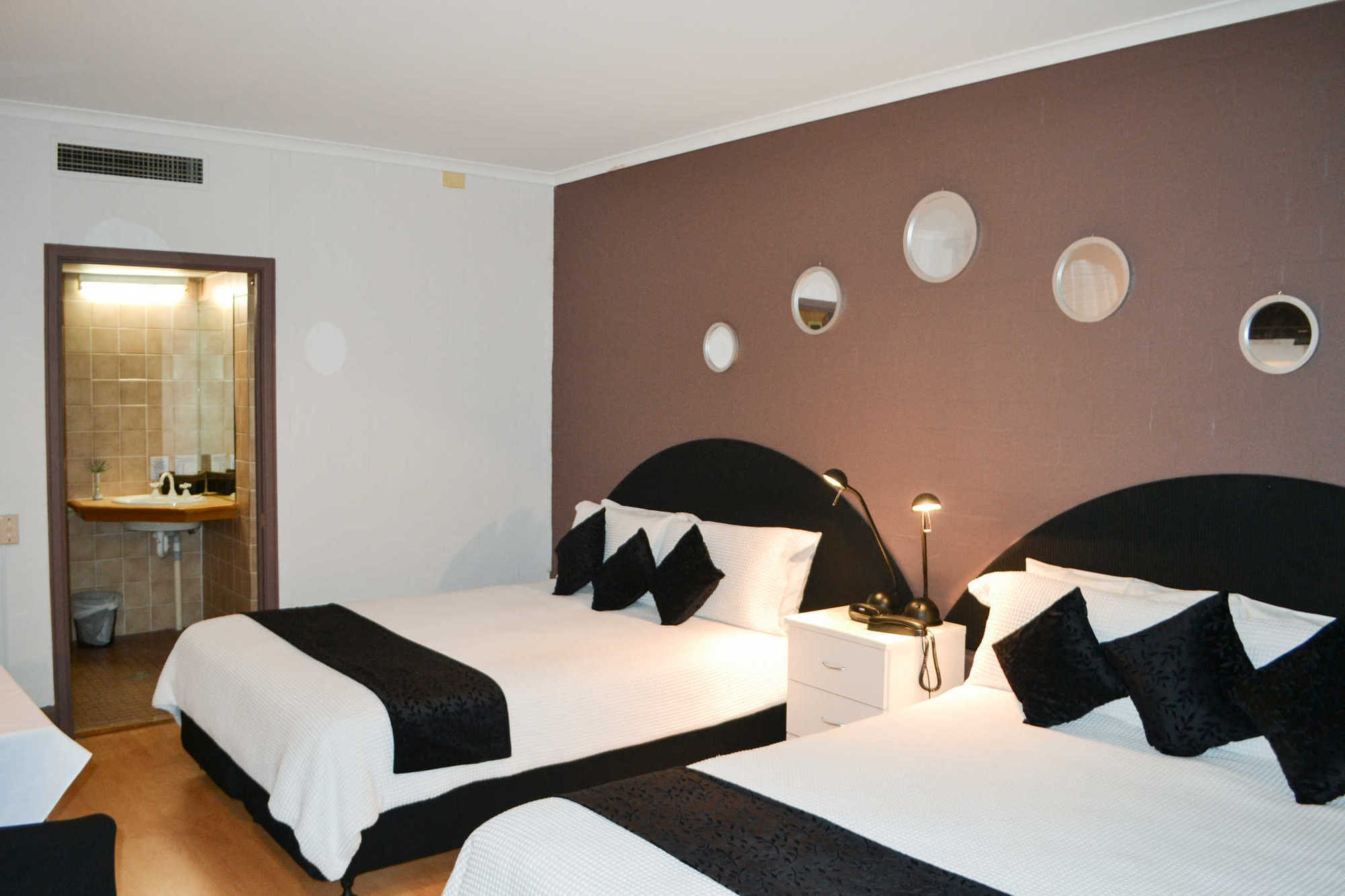 Capital Airport Motel Кеанбеан Стая снимка