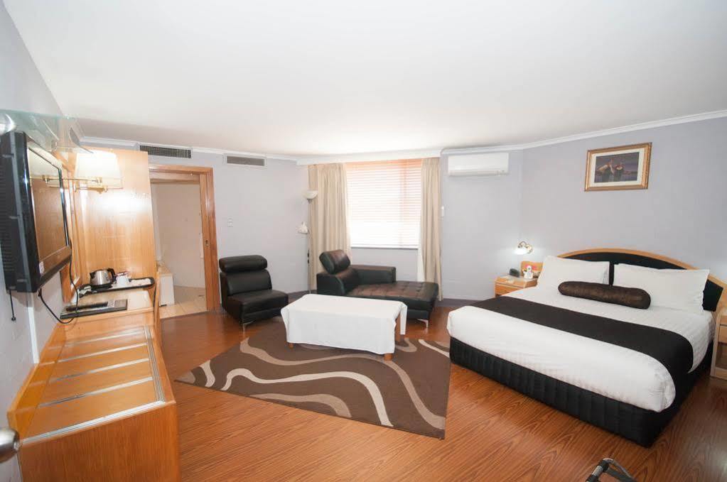 Capital Airport Motel Кеанбеан Екстериор снимка